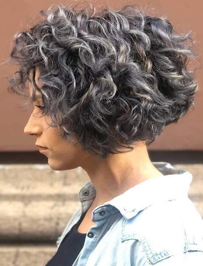Kısa Kıvırcık Ters Gri Bob Saç Modeli